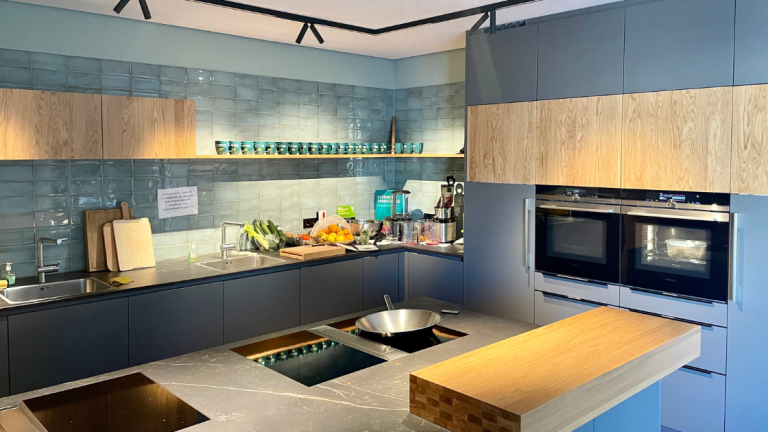 Die Küche bei Sunny Cars ist nicht nur in der Mittagspause ein Treffpunkt